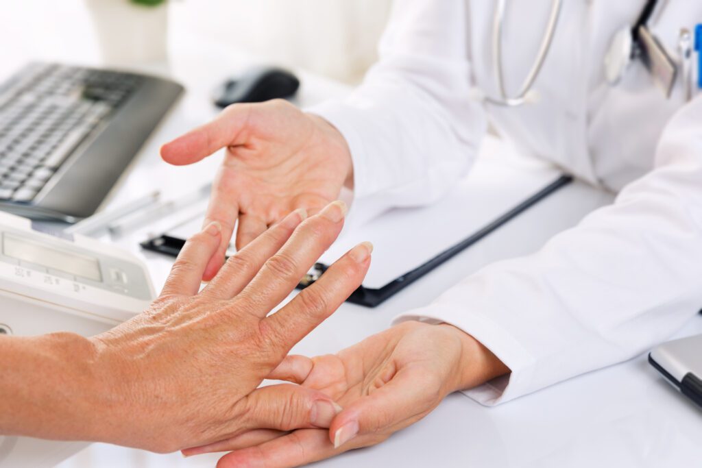 Rheuma, auch rheumatoide Arthritis genannt, bezeichnet eine entzündliche Erkrankung der Gelenke. Mit dem Einsatz von Homöopathie kann die Erkrankung gut im Zaum gehalten werden. Dr. Erfried Pichler berichtet.