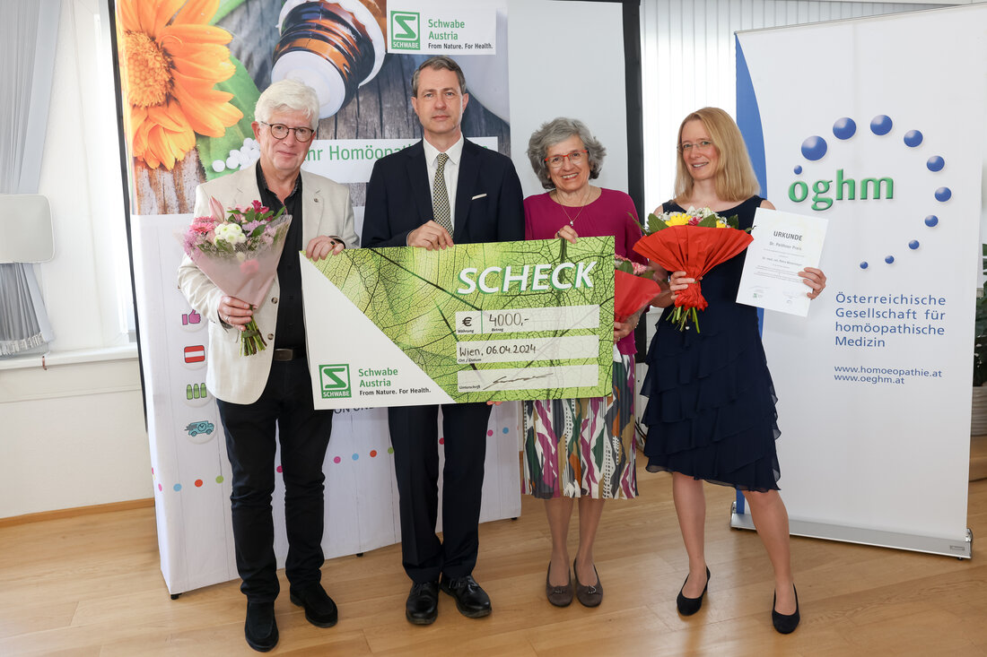 Anfang April 2024 wurde der mit 4.000 Euro dotierte Dr. Peithner-Preis für herausragende Forschung in der Homöopathie an ein achtköpfiges Autor:innen-Team verliehen. Prämiert wurden zwei Guidelines zur Integration von spezifischen Homöopathie-Aspekten in Forschungsstandards der konventionellen Medizin. Diese Leitlinien sollen dazu beitragen, die Qualität von Homöopathie-Studien zu verbessern und ihre Ergebnisse international vergleichbar zu machen. Am Samstag, den 6. April, wurde der Dr. Peithner Preis für Forschung in der Homöopathie vergeben. Der Preis wird seit 2003 für herausragende wissenschaftliche Arbeiten rund um die Homöopathie verliehen. Er prämiert Einreichungen, die im Vorjahr veröffentlicht wurden. Vergeben wird der bisher auf 3.000 Euro dotiere &hellip;