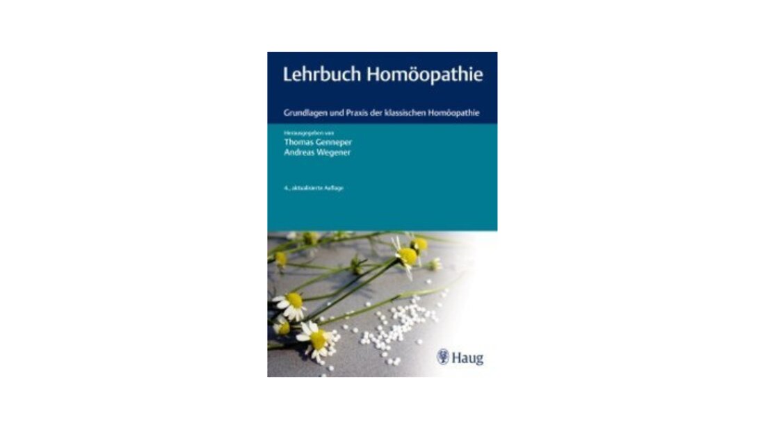 Lehrbuch Homöopathie Grundlagen und Praxis der klassischen Homöopathie Thomas Genneper/ Andreas Wegener Haug Verlag, 4., aktualisierte Ausgabe 2017 Hardcover, 496 Seiten ISBN 978-3-13-240356-7 Dieses Standardlehrbuch ist ein wertvoller Begleiter in der Ausbildung. Didaktisch gut aufbereitet wird Basiswissen über Anamnese, Symtomenwahl und Hierarchisierung bis zur Repertorisation und Verordnung der passenden Arznei ausführlich übermittelt. Ebenso werden die pharmazeutischen und wissenschaftlichen Grundlagen dargestellt. Auch als Nachschlagewerk für die klassisch homöopathische Praxis gut geeignet. &nbsp;