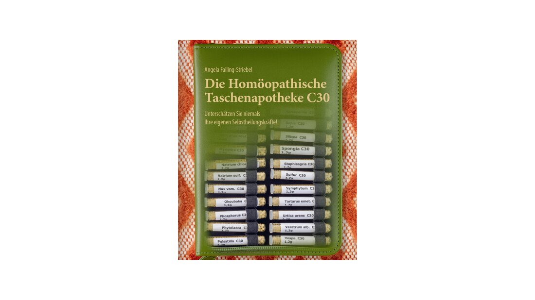 &nbsp; Die homöopathische Taschenapotheke C30 Angela Failing-Striebel Satz und Gestaltung: Michael C. Thumm; Druck und Herstellung: CPI Ebner und Spiegel GmbH 1. Auflage 2022; 231 Seiten ISBN 978-3-00-070305-8 In diesem Buch werden ca. 70 homöopathische Arzneien in C30 vorgestellt, die Beschreibungen zeigen eine Übersicht den Besonderheiten der einzelnen Arzneimittel und deren spezifischen Einsatzbereichen. Der Text ist gut verständlich geschrieben, die Leitsymptome der einzelnen Arzneien werden gleich am Beginn übersichtlich zusammengefasst. Ein vorangestelltes Kapitel über die Grundlagen sowie zu den wichtigsten Indikationen und den dafür in Frage kommenden Arzneien runden das Werk ab.