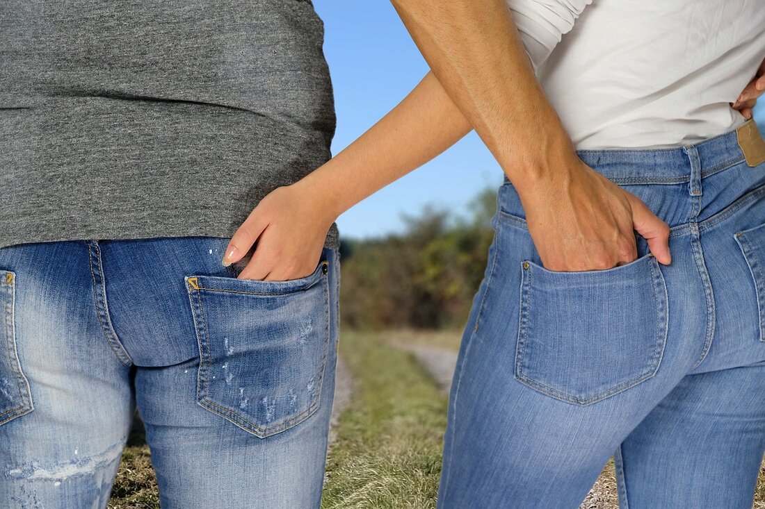 Hämorrhoiden, ein verbreitetes, doch oft verschwiegenes Leiden, betrifft fast die Hälfte aller Erwachsenen. Verursacht durch Druck im Analbereich, führen sie zu Symptomen wie Jucken und Schmerzen. Lesen Sie hier, wie homöopathische Arzneimittel gezielt zur Linderung beitragen können. Fast jeder zweite Erwachsene kämpft irgendwann mit Hämorrhoiden, doch trotz ihrer Verbreitung bleibt das Thema oft hinter einem Schleier des Schweigens verborgen. Hämorrhoiden – geschwollene Venen und Arterien am Enddarm – können durch erhöhten Druck im Analbereich entstehen, was zu unangenehmen Symptomen wie Jucken, Brennen und Schmerzen führt. Eine Anpassung des Lebensstils und der Ernährung stellen grundlegende Schritte zur Linderung dar, die Homöopathie …