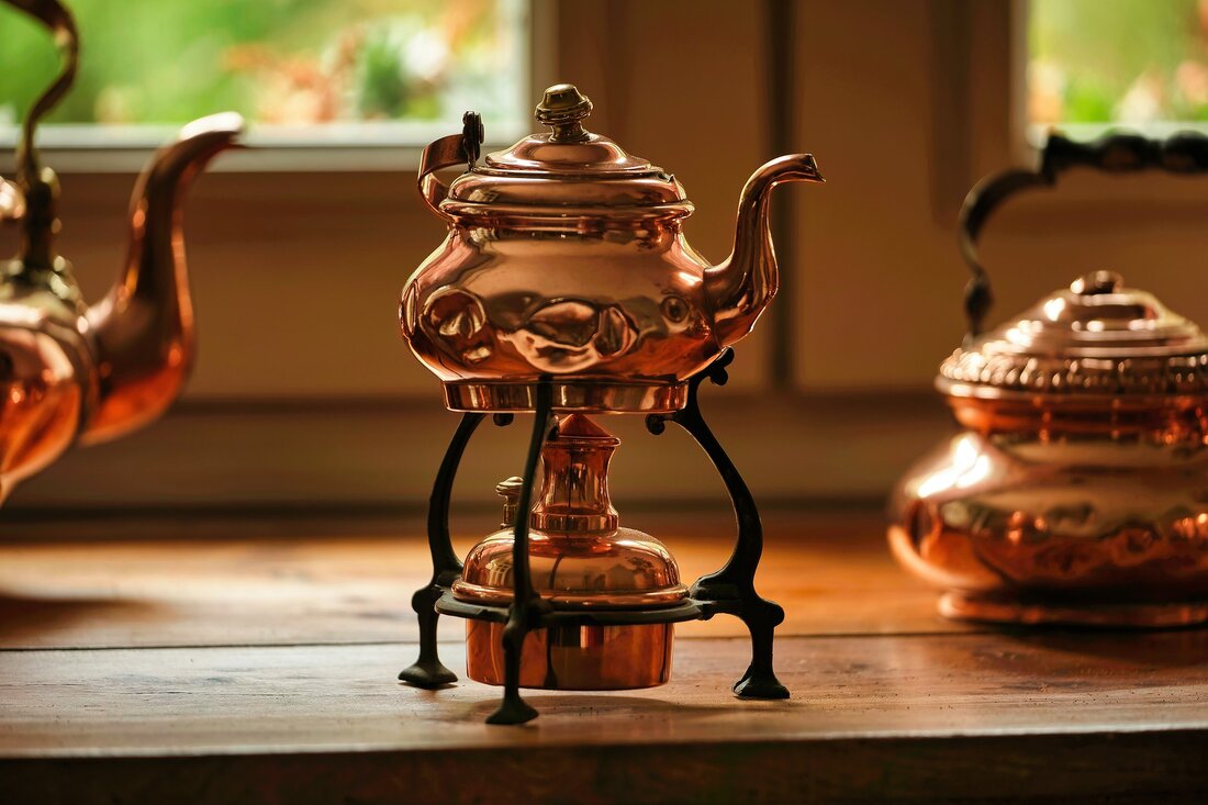 Cuprum metallicum ist ein bewährtes homöopathisches Arzneimittel, das aus dem Edelmetall Kupfer (Cu) gewonnen wird. Kupfer, seit über 10.000 Jahren von Menschen verwendet, findet sich im Periodensystem der Elemente und wurde in der Antike vornehmlich auf der Insel Zypern abgebaut. Dieses Metall spielt eine essenzielle Rolle in vielen physiologischen Prozessen des menschlichen Körpers, einschließlich Nervenreizleitung und Energieproduktion in Zellen. Cuprum metallicum wird vor allem zur Behandlung von Krampfzuständen und Verhaltensstörungen eingesetzt. Anwendungsbereiche von Cuprum metallicum Bei welchen Beschwerden? Cuprum metallicum wird vor allem bei starken Krampfbereitschaften eingesetzt, die oft in den Extremitäten beginnen und sich über den ganzen Körper ausbreiten &hellip;