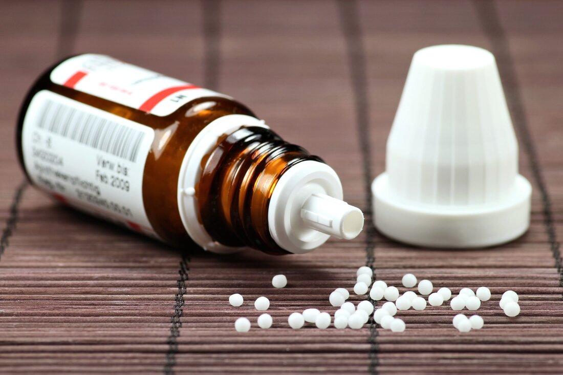 Homöopathische Einzelmittel gehören in die Hand eines ausgebildeten, erfahrenen homöopathischen Arztes. Denn das richtige zu finden ist gar nicht so einfach. Es bedarf einer genauen Analyse der Symptome, der körperlichen, der psychischen und der sozialen Befindlichkeit, also einer Anamnese. Eine Ausnahme bilden jene Einzelmittel, die sich bei der Behandlung bestimmter Erkrankungen schon bewährt haben, die sogenannten „Bewährten Indikationen. Sie werden zur Anregung der körpereigenen Regulation eingesetzt: so etwa Aconitum napellus D30, Atropa bella-donna Bryonia oder Echinacea bei Grippalen Infekten, Fieber und Erkältungskrankheiten. Detaillierte Infos dazu finden Sie in der Arzneimitteldatenbank oder bei den „Bewährten Indikationen“. Welche Arznei ist die richtige? &hellip;
