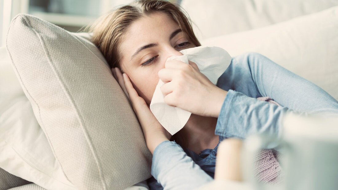 Die Bedeutung von  bei Verdauungsbeschwerden durch Zuviel an Essen, Alkohol, Rauchen oder Medikamente, aber auch bei Stress und Ärger ist wohl bekannt. Als großes Polychrest kann die Arznei bei Erkältungsbeschwerden und grippalen Infekten ebenfalls angezeigt sein. Man wacht matt und abgeschlagen auf und will sich gleich wieder hinlegen oder überhaupt im Bett liegen bleiben. Da wird sich doch wohl nicht eine Erkältung breit machen? Und dieses fröstelige Gefühl &#8211; da hilft nur warm zudecken. Kopfschmerzen, Halsschmerzen, Husten, eventuell Fieber oder Bauchschmerzen ergeben im Laufe des Tages dann das Vollbild der Erkältung. Strychnos nux-vomica, die Brechnuß, ist da vielleicht nicht gleich &hellip;