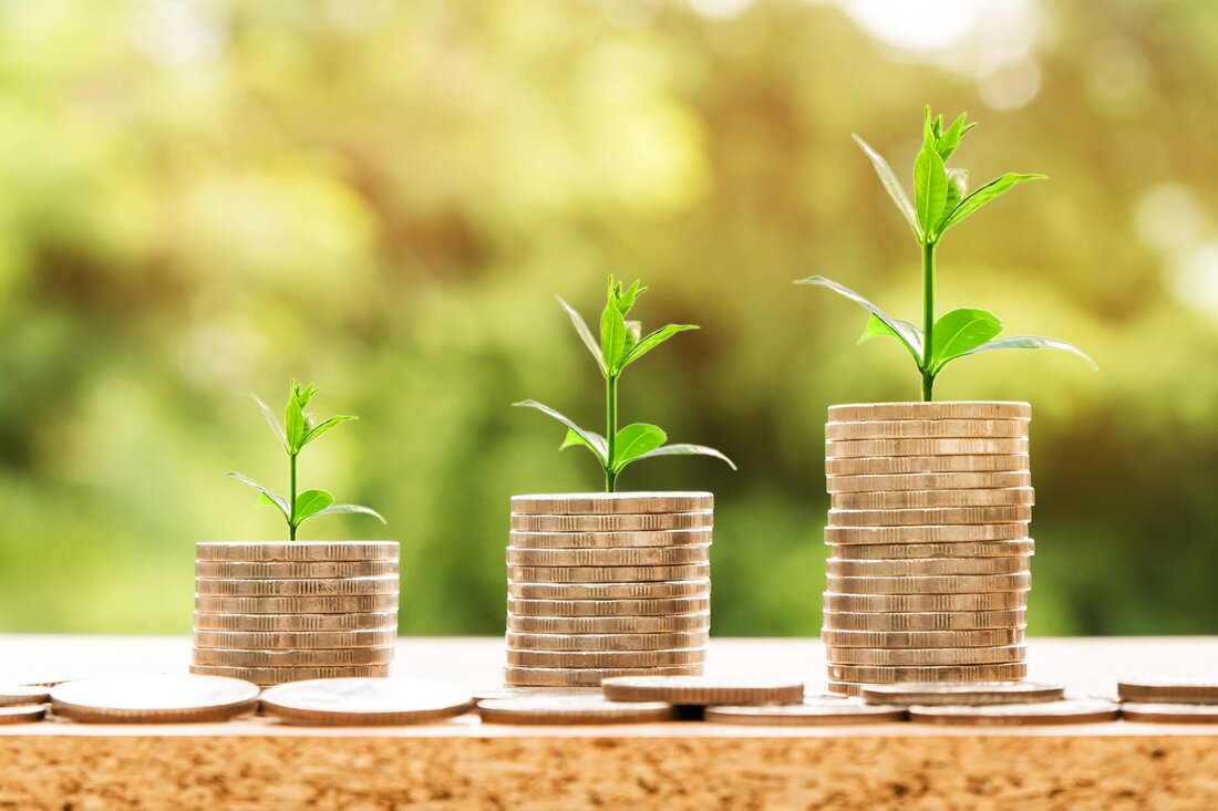 Die gesundheitsökonomische Forschung zielt darauf ab, eine wissenschaftliche Grundlage für eine effiziente Verteilung der begrenzten Gesundheits- und Finanzressourcen zu schaffen und gleichzeitig eine gleichbleibend hochwertige Versorgung der Patienten zu gewährleisten. Die gesundheitsökonomischen Methoden, die zur Bewertung der Kostenwirksamkeit konventioneller medizinischer Behandlungen verwendet werden, können auch auf die Homöopathie angewendet werden. Ein im Jahr 2024 veröffentlichter Systematic Review gibt einen Überblick über Studien zur Kosten-Effizienz der Homöopathie1. In allen 21 in den Review einbezogenen Studien zeigte die Homöopathie eine ähnliche oder bessere klinische Wirksamkeit im Vergleich zu den Kontrollgruppen, wobei ein klarer positiver Trend bei der Kosten-Effizienz und eine statistisch signifikante Zunahme &hellip;