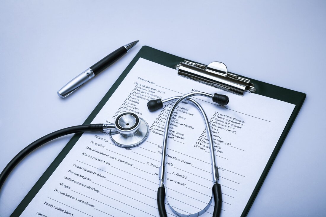 Die Behandlung mit homöopathischen Arzneimitteln gilt in Österreich als anerkannte Heilmethode. Doch wie verläuft eigentlich eine Anamnese und wie sieht der Verlauf einer homöopathischen Behandlung eigentlich aus? Alle Schritte vom ersten Gespräch mit einem ausbildeten Homöopathen bis hin zur Linderung von Krankheiten und Schmerzen werden im folgenden Artikel näher erläutert. Einsatz von Homöopathie – für wen ist sie geeignet? Solange die körpereigenen Abwehrmechanismen eigenständig und aktiv arbeiten, ist die Anwendung von Homöopathie sinnvoll. Beispielsweise eignet sich der Einsatz bei Kopfschmerzen, Erkältungskrankheiten, psychischen Krankheiten und vielen mehr. Prinzipiell sprechen alle Altersgruppen gut auf homöopathische Arzneien an. Wichtig, zu beachten, ist hier &hellip;