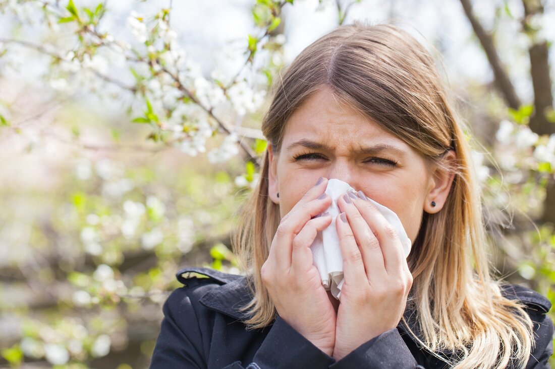 Jedes Jahr im Frühling tauchen bei vielen Allergikern die altbekannten Probleme auf. Denn wenn die Natur aus ihrem Winterschlaf erwacht und wieder aufzublühen beginnt, lösen die vielen Blütenpollen bei Allergikern tränende Augen, verstopfte Nasen und den Reiz zu Niesen aus. Egal ob Heuschnupfen oder Allergien gegen Hausstaub, Tierhaare oder Insektenstiche – Homöopathie kann helfen. Welche Ursachen haben Allergien? Viele Österreicher und Deutsche leiden an Allergien. Doch was passiert bei einer Allergie im Körper? Wodurch werden Beschwerdebilder wie laufende Nasen, tränende Augen und ständiges Niesen verursacht? Das Abwehrsystem von Allergikern erkennt bestimmte, an sich harmlose Stoffe, die Allergene, als fremd und gefährlich. …