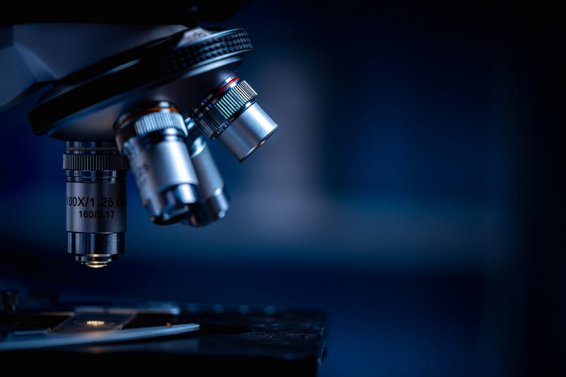 Eine Studie eines Teams um Universitätsprofessor Doktor Michael Frass hat den Nachweis erbracht, dass eine homöopathische Zusatzbehandlung bei Lungenkrebs positive Effekte hat. Sie wurde 2020 veröffentlicht, aber zwei Jahre später wie so oft von „Skeptikern“ angegriffen. Daraufhin haben die Forschenden detailliert Stellung genommen. Als Resultat hat die Fachzeitschrift „The Oncologist“ zuletzt klargestellt, dass der Artikel wissenschaftlich korrekt ist und veröffentlicht bleibt. Es handelt sich um eine randomisierte placebo-kontrollierte (RCT) Studie, in der das Forscherteam nachgewiesen hat, dass eine homöopathische Behandlung als Zusatztherapie die Lebensqualität verbessern und das Überleben bei Patienten mit fortgeschrittenem nicht-kleinzelligem Lungenkrebs verlängern kann. Im Jahr 2020 erfolgte &hellip;