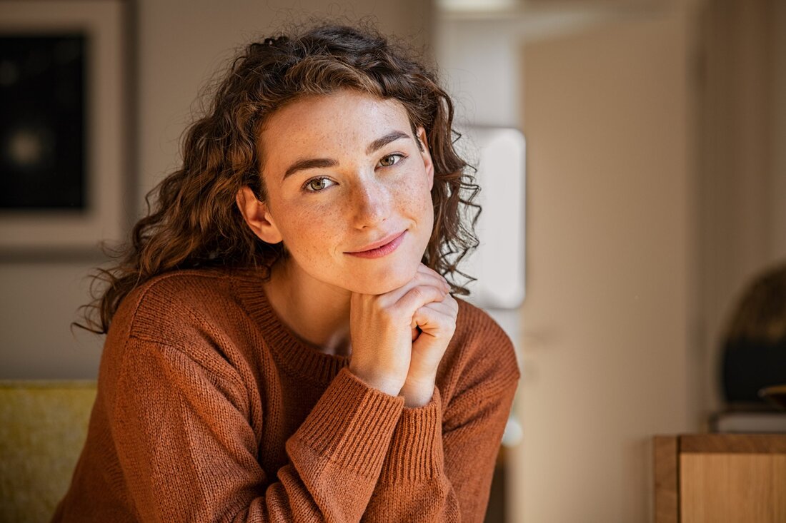 Der weibliche Zyklus ist regelmäßig hormonellen Schwankungen unterlegen. Diese können sich negativ auf das Wohlbefinden der Frau auswirken. Auch Erkrankungen der weiblichen Geschlechtsorgane können mit Schmerzen und Einschränkungen im Alltag verbunden sein. Ob bei Harnwegsinfekten, chronischen Scheideninfektionen, Eierstockzysten, Regel- oder Wechseljahresbeschwerden. Homöopathie kann helfen, den Hormonhaushalt wieder ins Gleichgewicht zu bringen und schmerzhafte Infekte zu lindern. Welche Arzneien bei welchen Beschwerden wirken, haben wir für euch zusammengefasst. Homöopathie bei Menstruationsbeschwerden: Die Zykluslänge und -stärke unterscheiden sich von Frau zu Frau. Ebenso unterschiedlich können die damit einhergehenden Beschwerden sein. Homöopathie kann den Körper bei den Vorgängen unterstützen, die er während der …
