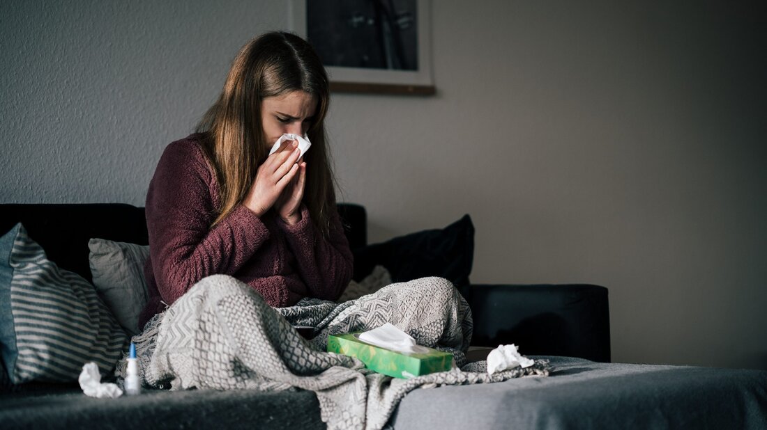 Nasses Wetter, eisiger Wind, hustende und schnupfende Mitmenschen – leicht fängt man sich in der kalten Jahreszeit eine Infektion ein. Nicht gleich ein Fall für eine Antibiotikatherapie! Im Akutfall rasch eingesetzt, verhindert die homöopathische Medizin eine Verschlimmerung der Erkrankung und lindert die Symptome. Die Heftigkeit eines grippalen Infektes hängt mit dem Zustand des Immunsystems zusammen. Ebenso wie schlechte Ernährung und mangelnde Bewegung, machen uns Stress und Hektik krankheitsanfälliger. Daher gehört die Stärkung des Immunsystems zu den grundlegenden Präventivmaßnahmen: zuerst einmal durch gesunde, vitaminreiche Ernährung, ausreichend Bewegung an der frischen Luft, Abhärtung durch Sauna und Kneipen sowie durch ausreichend Ruhe und &hellip;