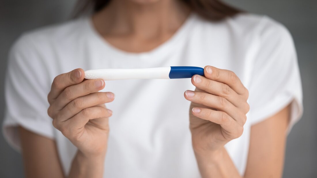 Das Babyglück beginnt lange bevor es geboren wurde: Beim Thema Nachwuchs erwarten Frauen wunderschöne und aufregende Momente. Doch bei diesen kommt es manchmal auch zu körperlichen Beschwerden. Ob bei Kinderwunsch, Schwangerschaft oder bei der Geburt des Kindes: Homöopathie kann hierbei helfen, diese besondere Zeit trotz allem in vollen Zügen zu genießen. Homöopathie für das große Babyglück Viele Frauen haben Probleme, schwanger zu werden oder sind sogar von einer Unfruchtbarkeit betroffen. Dabei wird zwischen Sterilität und Infertilität unterschieden. Von Sterilität spricht man, wenn trotz regelmäßigen Geschlechtsverkehrs keine Schwangerschaft eintritt oder diese von Fehlgeburten geprägt ist. Bei der Infertilität hingegen meint man die Störung, eine …