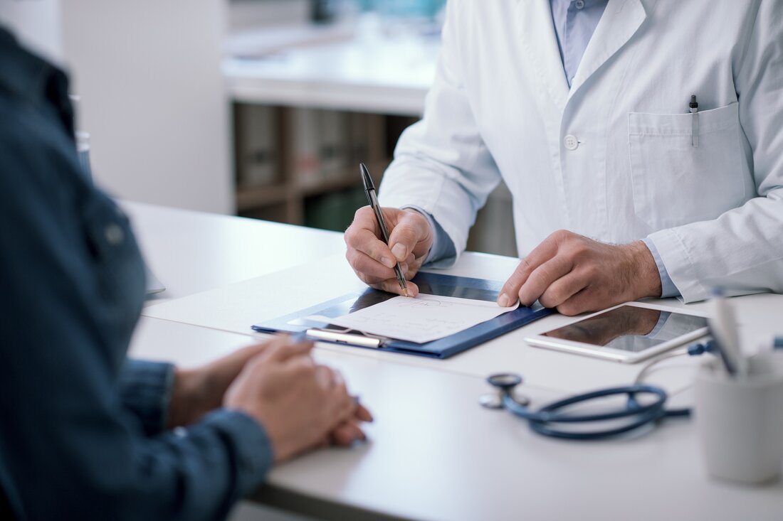 Der Homöopathie liegt ein grundsätzlich anderes Menschenbild zugrunde als der konventionellen Medizin. Sie erfasst den Menschen in seiner Gesamtheit, den Körper, den Geist und seine Emotionen. Gerade diese umfassende Perspektive macht sie allerdings so effektiv in der Heilung einer Krankheit. Wann ist der Körper gesund? Grundsätzlich besitzen alle Menschen eine sich selbst regulierende Lebenskraft und ein starkes Immunsystem, welches auch außergewöhnlichen Störfaktoren kurzweilig gut standhalten kann. So macht es gesunden Menschen wenig aus, extremen Temperaturen, Stress, Bakterien oder Viren ausgesetzt zu sein. Gesund sind Menschen, solange sich Körper, Geist und Seele in Einklang befinden und der Energiespeicher der Lebenskraft gefüllt &hellip;