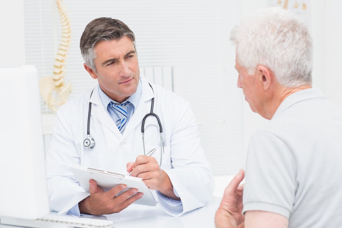 Nicht nur bei Frauen, sondern auch bei Männern kann es im Laufe des Lebens zu verschiedenen gesundheitlichen Beschwerden kommen. Die meisten tauchen dabei in späteren Lebensphasen auf und sind unter anderem auf ungesunde Ernährung, wenig Bewegung und Stress zurückzuführen. Homöopathie kann für Abhilfe sorgen und die Regeneration beschleunigen. Im Folgenden Artikel haben wir die typischen Männerkrankheiten zusammengetragen und dazu passende homöopathische Arzneien angeführt. Homöopathie für ein gesundes (Männer-)Herz Herzerkrankungen stehen weiterhin ganz oben auf der Liste der häufigsten Todesursachen und treffen im Vergleich öfter Männer als Frauen. Denn statistisch gesehen leben Männer im Allgemeinen ungesünder. Neben einem bewussten Lebensstil gibt es &hellip;