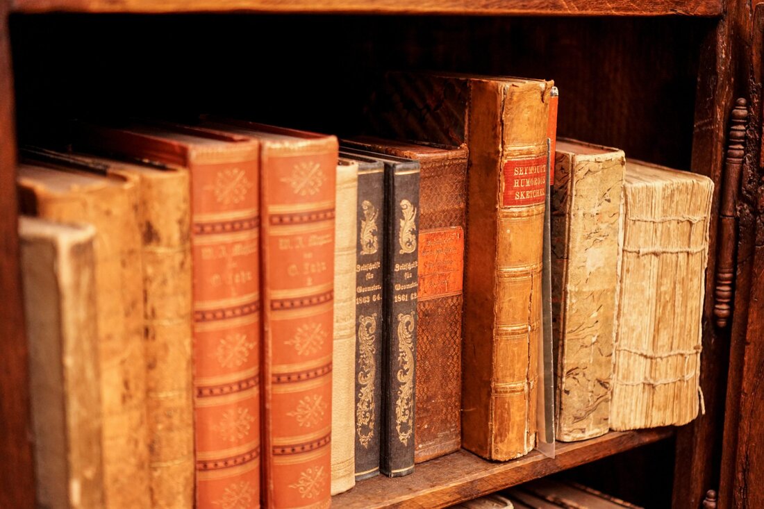 Textsammlungen, die sich mit der Wirkung von Heilmitteln befassen, wurden im historischen Kontext als „Materia medica“ bezeichnet. Im Laufe der Zeit wurde der Begriff allmählich durch „Arzneimittellehre“ oder „Pharmakopoe“ ersetzt. In der Homöopathie wird die Lehre aller bekannten homöopathischen Arzneimittel mit komplettem Arzneimittelbild nach wie vor als Materia medica bezeichnet. Die erste derartige Arzneimittellehre wurde von Hahnemann selbst erstellt. Die Entdeckung der Ähnlichkeitsregel Samuel Hahnemann (geb. 10.04.1755) war ein deutscher Arzt, Übersetzer und medizinischer Schriftsteller. Nach seiner Promotion eröffnete er eine Arztpraxis und absolvierte eine Ausbildung in praktischer Pharmazie in der Mohren-Apotheke in Dessau. Durch seine Tätigkeit als Übersetzer konnte Hahnemann sich ein beträchtliches …