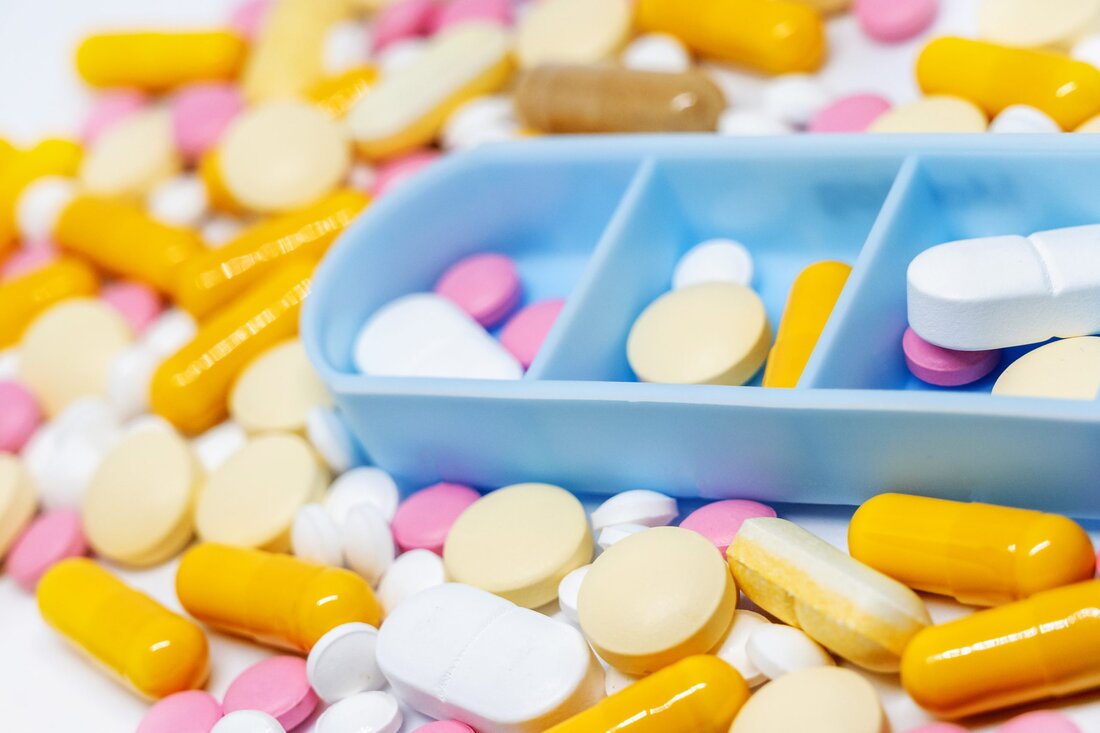 Ältere Patienten leiden häufig an mehreren, behandlungsbedürftigen Erkrankungen (Multimorbidität) gleichzeitig. Daher tritt gerade bei dieser Patientengruppe das Phänomen der Polypharmazie (die gleichzeitige Einnahme von 5 oder mehr Medikamenten) auf. Die gravierenden Auswirkungen auf die Patienten werden weitestgehend jedoch noch immer unterschätzt. Was das für Patienten bedeutet und wie Homöopathie hierbei helfen kann, haben wir daher zusammengefasst. Polypharmazie infolge des demografischen Wandels Unsere medizinische Versorgung, unser Lebensstil und unsere Ernährung sorgen für eine immer höher werdende Lebenserwartung. Doch je älter die Patienten werden, desto wahrscheinlicher ist es, dass sie täglich auf eine hohe Anzahl an Medikamenten angewiesen sind. Diese Entwicklung ist …