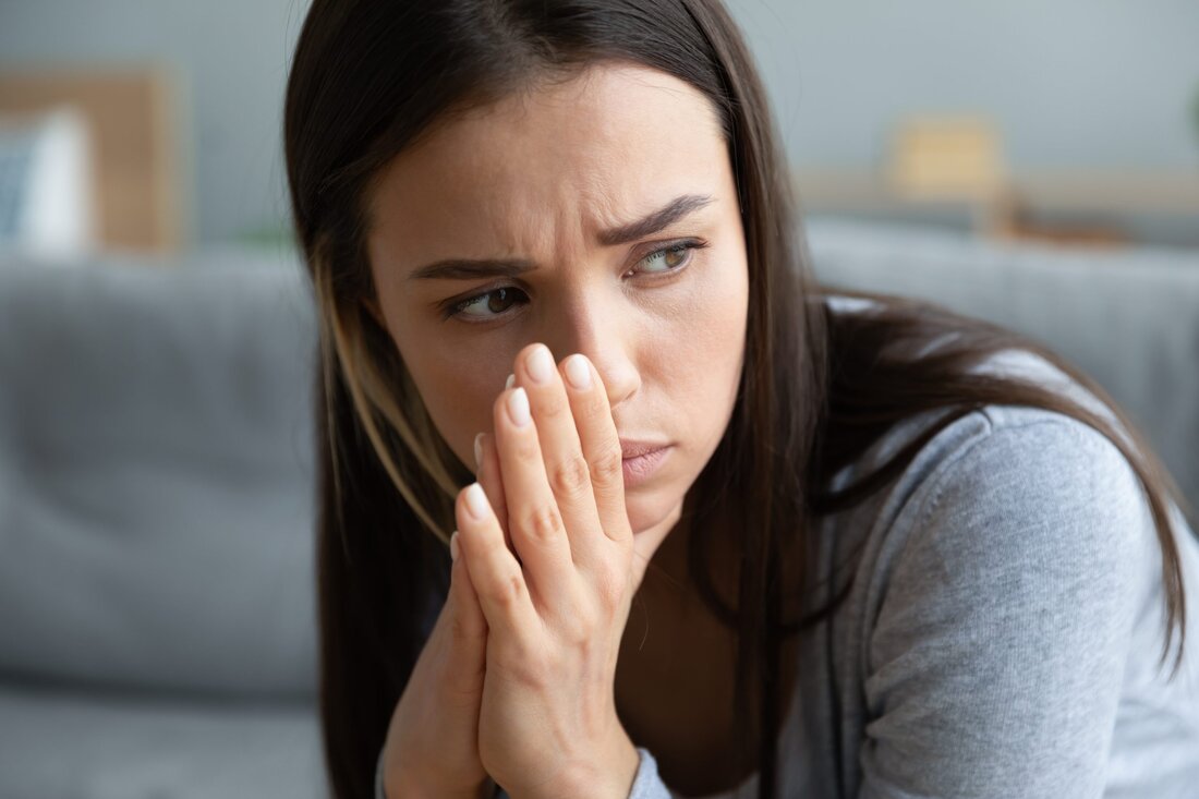 Neben der körperlichen spielt auch die psychische Gesundheit eine große Rolle für unser allgemeines Wohlbefinden. Dennoch werden psychische Beschwerden oft unterschätzt und demzufolge seltener behandelt als körperliche. Wir haben daher einige homöopathische Arzneimittel zusammengefasst, mit denen man das psychische Wohlbefinden schnell wiederherstellen kann. Homöopathie bei der Trauerbewältigung Der Verlust eines geliebten Menschen kann plötzlich kommen und der Abschied den Betroffenen sehr schwer fallen. Manche finden dann Trost in Musik, Ruhe oder dem Beistand von Angehörigen. Anderen gelingt es jedoch nicht, die Trauer ohne medikamentöse Unterstützung zu bewältigen. Hierbei bietet sich beispielsweise die homöopathische Arznei Natrium muriaticum (Kochsalz) an. Diese unterstützt Betroffene bei …