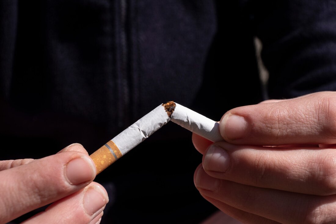 Rauchen ist nicht nur ungesund und teuer, sondern führt auch zu einer extrem schnellen Hautalterung. Obwohl das Wissen über die negativen Folgen des Nikotinkonsums weit verbreitet ist und der Körper Tabak nicht zum Überleben braucht, empfinden viele Raucher das Zigarettenrauchen als Grundbedürfnis. Wir klären darüber auf, warum das so ist und wie eine erfolgreiche Raucherentwöhnung mit Homöopathie gelingen kann. Warum fällt Rauchern der Tabakstopp so schwer? Der Grund, warum es so schwierig ist, mit dem Rauchen aufzuhören, ist das Nikotin – der eigentliche Suchtstoff in der Zigarette. Wird zu Tabak gegriffen, erreicht das Nikotin innerhalb weniger Sekunden das Gehirn. Dort …