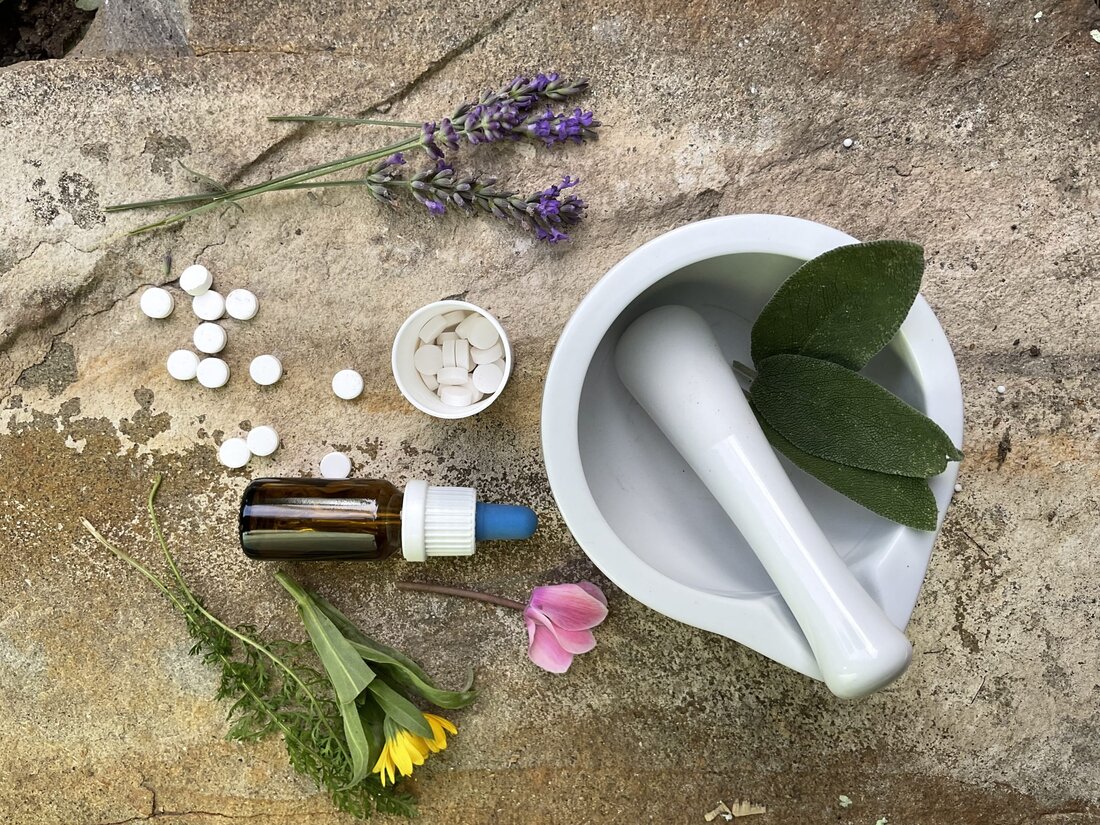 Komplexmittel enthalten eine Kombination bewährter homöopathischer Substanzen, deren Arzneimittelbilder einander ergänzen. Sie wurden von erfahrenen Homöopathen zusammengestellt. Das Mittel wird hier nach den Hauptbeschwerden gewählt, wie zum Beispiel „Erkältung“, „Husten“ oder „Heuschnupfen“. Homöopathische Komplexmittel wie etwa Traumeel bei Verletzungen oder Luffeel-Nasenspray zur Linderung von Heuschnupfensymptomen werden daher gerne in der Apotheke empfohlen oder von ÄrztInnen ohne Ausbildung in Klassischer Homöopathie verschrieben. Komplexmittel eignen sich aber auch gut zur Selbstmedikation bei leichteren Beschwerden. Viele davon finden Sie auch in unserer Datenbank „Bewährte Indikationen“ bzw. in unserer Arzneimitteldatenbank. Homöopathische Komplexmittel gibt es in Form von Tropfen, Tabletten, Salben oder Zäpfchen. Die Höhe …
