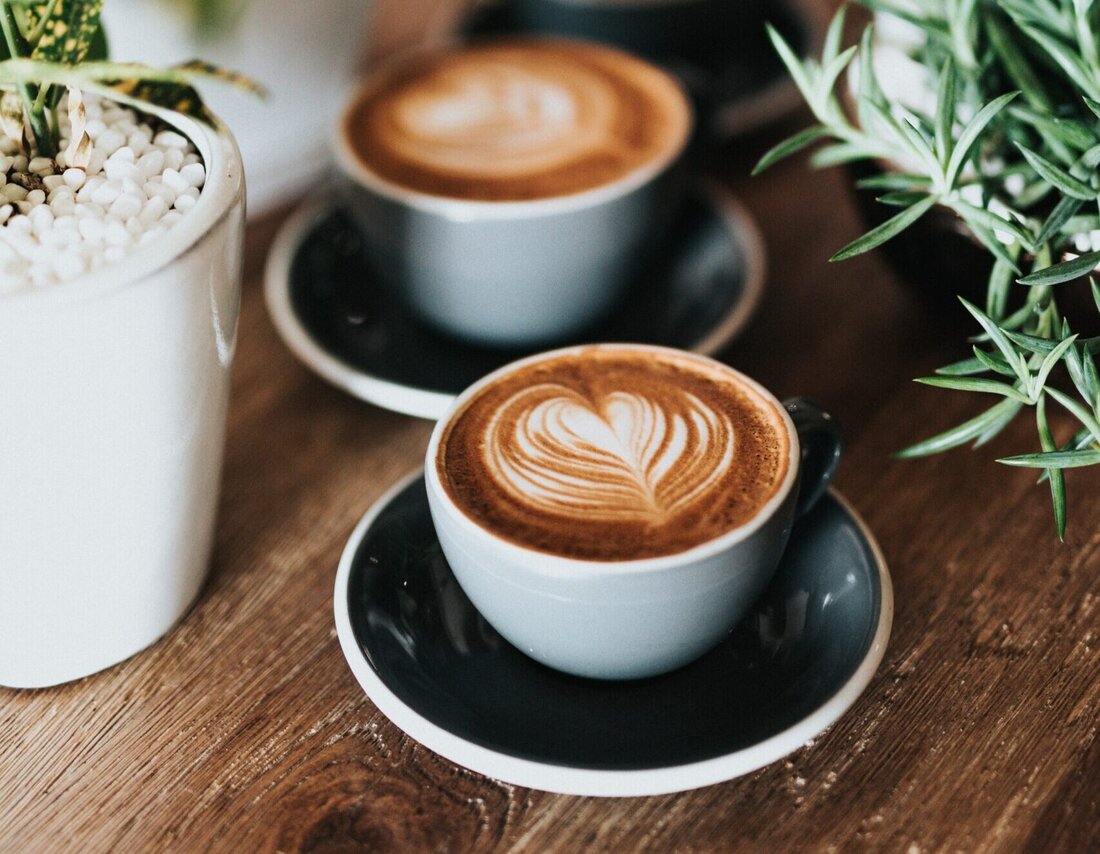 Er ist das Lieblingsgetränk der Österreicher:innen und daher hat der Österreichische Kaffeeverband vor 22 Jahren den 1. Oktober als „Tag des Kaffees“ auserkoren. Zur Feier des Tages wollen wir uns kurz dem Thema Globuli und Kaffee widmen! Kaffee und Homöopathie, das verträgt sich nicht unbedingt. Denn Kaffee gilt seit jeher als Störfaktor, der die Wirkung homöopathischer Arzneimittel negativ beeinträchtigen kann. Bis in die heutige Zeit versteht man in der Medizin unter Antidot ein Gegengift, das eine andere Substanz unschädlich oder ausscheidbar machen soll. In der Homöopathie hingegen bezeichnet man als Antidot einen Stoff, der die Wirkung eines zuvor gegebenen homöopathischen …