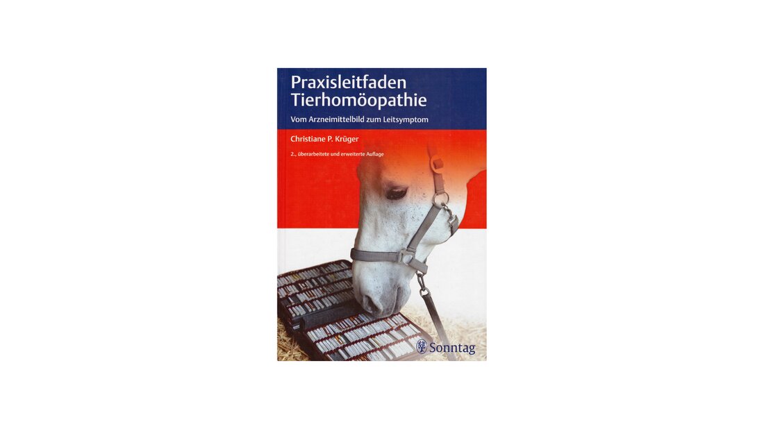Praxisleitfaden Tierhomöopathie Vom Arzneimittelbild zum Leitsymptom Christiane P. Krüger Sonntag Verlag 2., überarbeitete und erweiterte Ausgabe 2012, Hardcover, 416 Seiten ISBN 978-3-8304-9235-1 33 der in der Veterinärmedizin gebräuchlichsten Arzneimittel werden von den Leitsymptomen bis zur Anwendung am Patienten anschaulich dargestellt. Die Arzneimittelbilder werden dabei übersichtlich in Thema und grundlegende Eigenschaften des Mittels, Leitsymptome des Verhaltens und der Pathologie sowie deren Auslöser und Modalitäten präsentiert. Abgerundet wird das Werk anhand von ausgewählten Fallbeispielen.