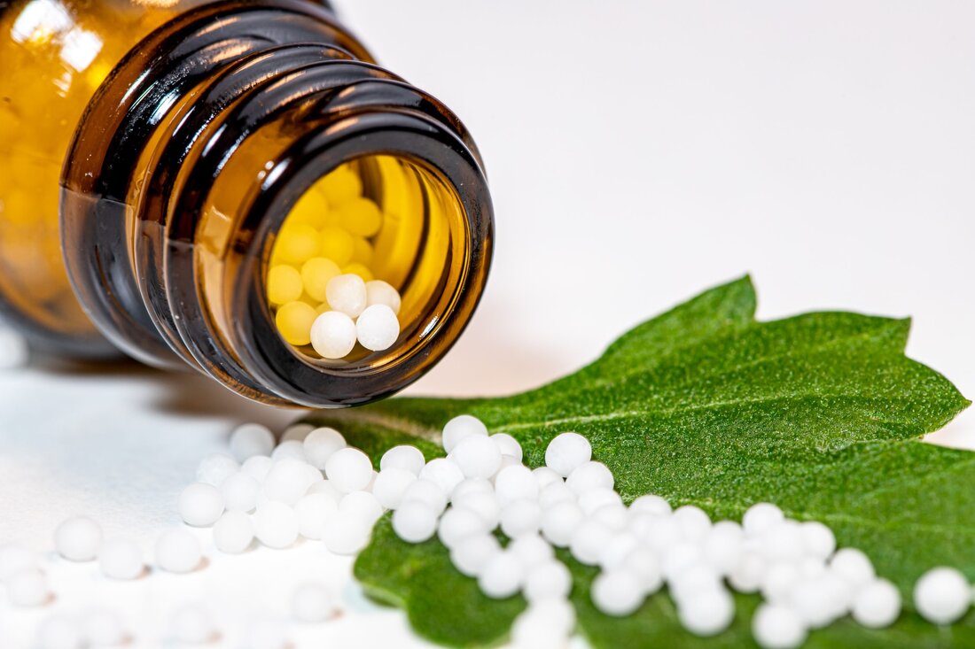Homöopathische und pflanzliche Arzneimittel weisen Unterschiede in mehrfacher Hinsicht auf: Sie können nicht nur unterschiedliche Inhaltsstoffe beinhalten, die Herstellungsverfahren, die rechtlichen Bedingungen und auch die Sachlage bei Nebenwirkungen weichen stark voneinander ab. Oft wird angenommen, dass homöopathische Mittel nur aus Pflanzen hergestellt werden. Aus diesem Grund werden sie auch mit pflanzlichen Arzneimitteln verwechselt. Diese Annahme ist jedoch schlicht und einfach falsch! Denn die Ausgangssubstanzen homöopathischer Arzneimittel können ebenso aus dem Tierreich stammen wie es zum Beispiel bei Lachesis muta, dem potenzierten Gift der Buschmeisterschlange der Fall ist. Auch aus organischen und anorganischen Stoffen werden Homöopathika hergestellt. Dazu zählen beispielsweise Mineralien …